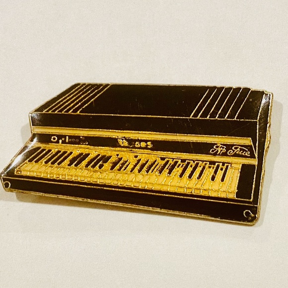 O7-Vintage 80's Rhodes Music Company Keyboard Lapel Pin - Picture 1 of 7